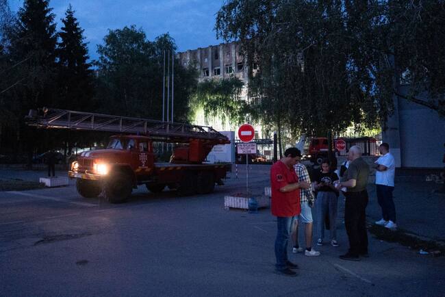 Bomberos salen de la escuela militar ucraniana atacada con dos misiles rusos en la ciudad de Poltava