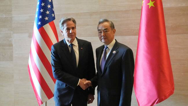 El secretario de estado de EEUU, Antony Blinken, y el ministro de relaciones exteriores de China, Wang Yi, durante un foro internacional en Laos