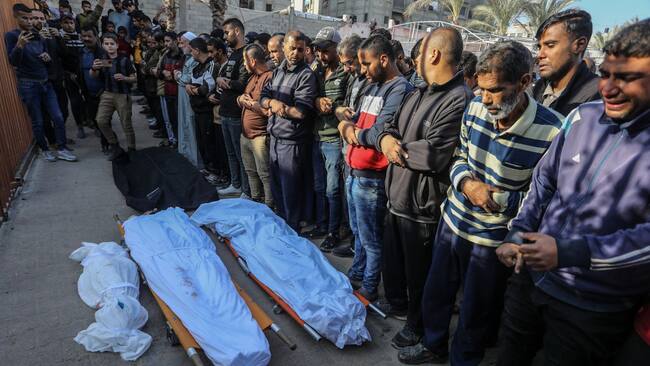Familiares y cercanos despiden a tres personas asesinadas por los ataques aéreos de Israel sobre la Franja de Gaza en Palestina