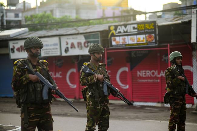 En la ciudad de Barishal los efectivos del ejército se despliegan por las calles para impedir las protestas estudiantiles en Bangladesh.