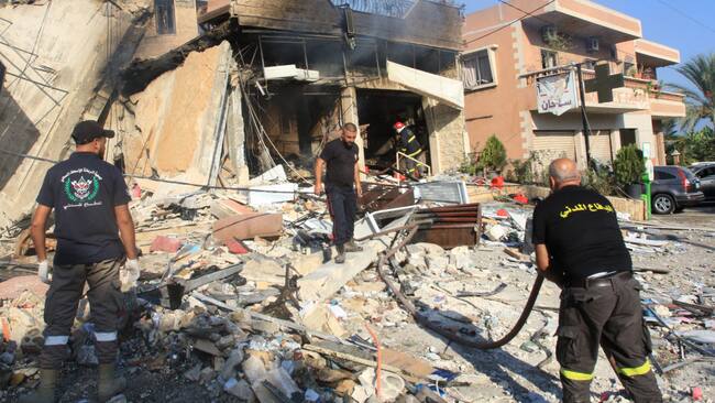 Rescatistas y bomberos atienden una emergencia que dejan los bombardeos de Israel en contra del Líbano