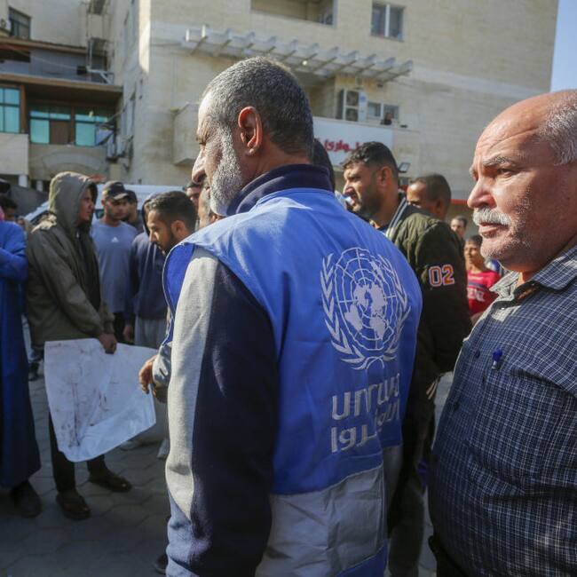 Miembros de la UNRWA en un recinto de refugiados palestinos en la Franja de Gaza en la Palestina ocupada