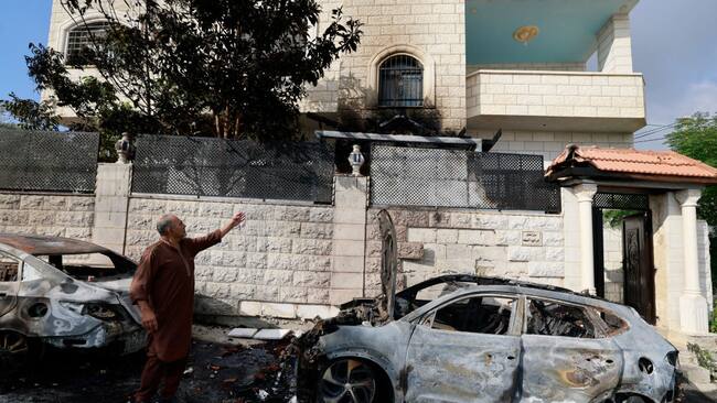 Un hombre muestra el daño en una vivienda palestina luego del ataque de unos colonos judíos en Cisjordania.