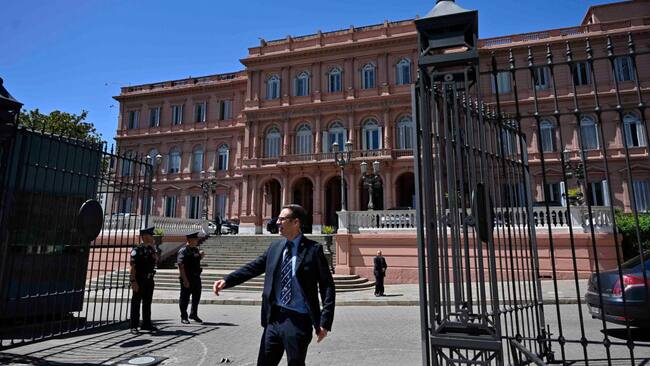 La Casa Rosada en Buenos Aires recibe los vehículos con los personeros del nuevo gobierno que encabeza el ultraderechista Javier Milei