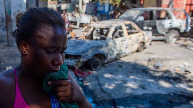 Una mujer llora el asesinato de su esposo en la zona de Cité Soleil de la capital de Haití, en medio de una masacre cometida por una banda criminal por el vudú