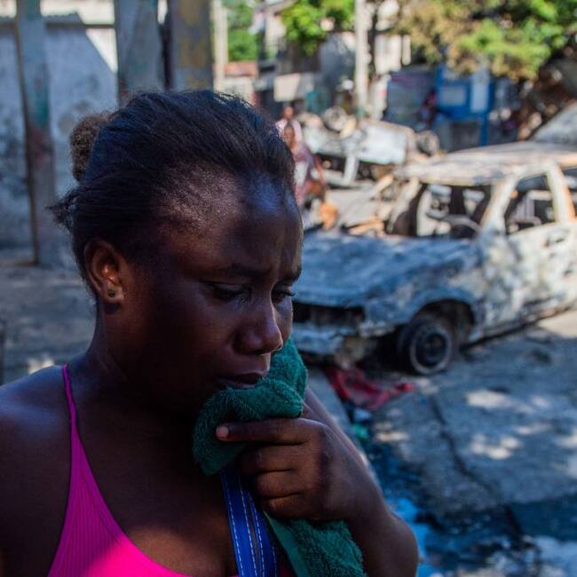 Una mujer llora el asesinato de su esposo en la zona de Cité Soleil de la capital de Haití, en medio de una masacre cometida por una banda criminal por el vudú