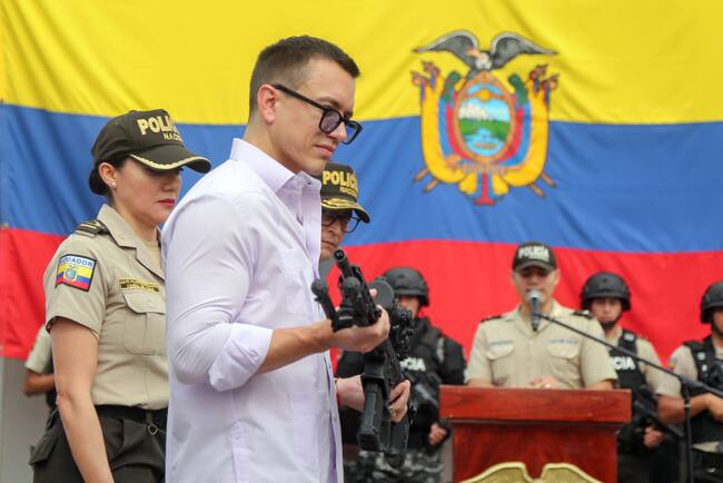 El presidente de Ecuador, Daniel Noboa, entrega un fusil y armamento a las fuerzas de seguridad.