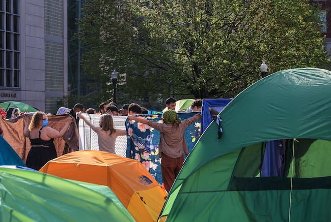 En la ciudad de Nueva York en Estados Unidos los estudiantes de la Universidad de Columbia protestan a favor de la protección de la Franja de Gaza.