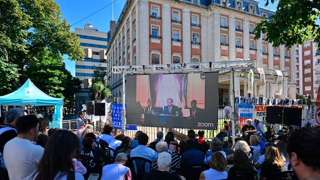 Pantalla gigante muestra la audiencia que dictó sentencia contra diez exagentes de la dictadura en Argentina.