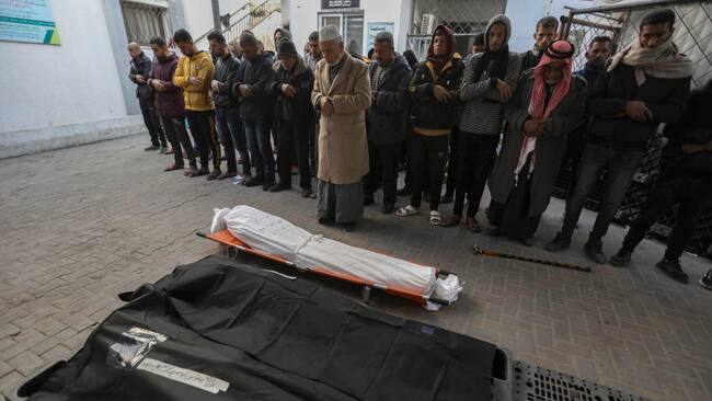 Familias palestinas realizan funerales improvisados en recintos médicos, en medio de los continuos ataques de Israel sobre la Franja de Gaza en Palestina.
