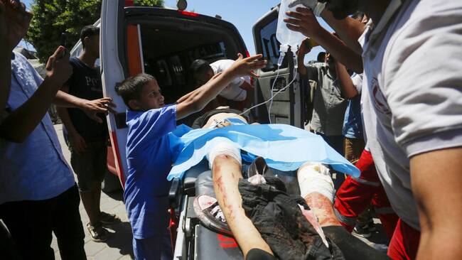 Personas palestinas son llevadas heridas a un hospital de la Franja de Gaza tras el ataque de Israel contra una escuela en Jan Yunis.