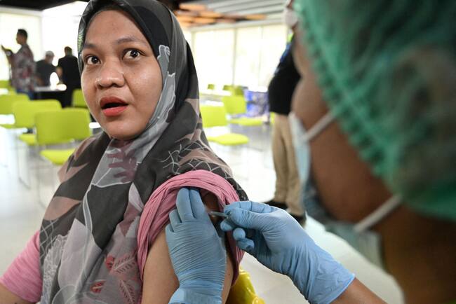 Una mujer recibe una vacuna anticovid en el aeropuerto Ngurah Rai cercano a la localidad de Denpasar en la isla de Bali de Indonesia.