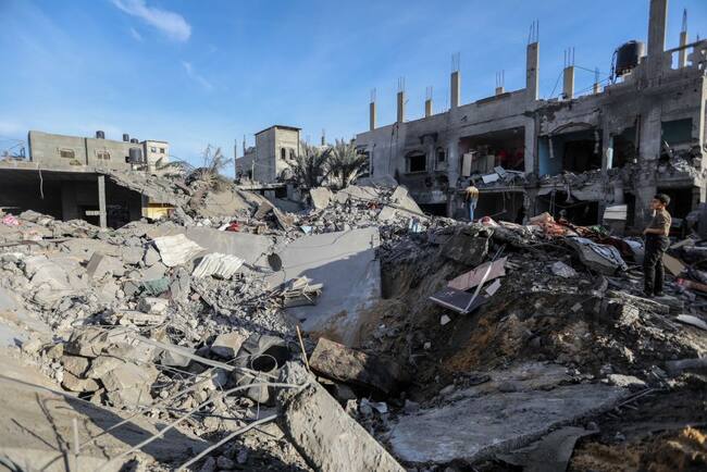Las personas observan la destrucción que dejan los ataques aéreos de Israel sobre la zona de Rafah en el sur de la Franja de Gaza, en el territorio de Palestina.