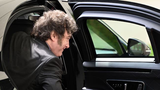 El mandatario argentino, el ultraderechista Javier Milei, llega a una cita con el canciller alemán Olaf Scholz en la ciudad de Berlín.