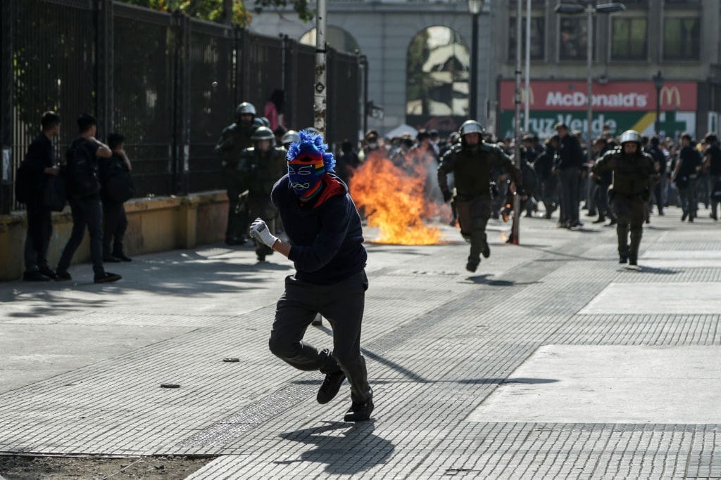 Expulsiones masivas y bombas molotov: El alarmante balance de la violencia en los liceos emblemáticos de Santiago