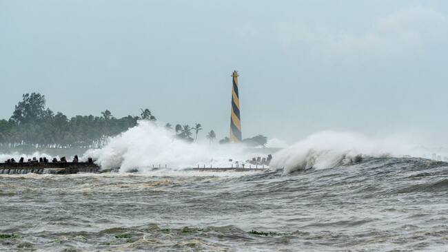 En la costa de la República Dominicana se registran marejadas y grandes olas por el paso del huracán Beryl por el Caribe.
