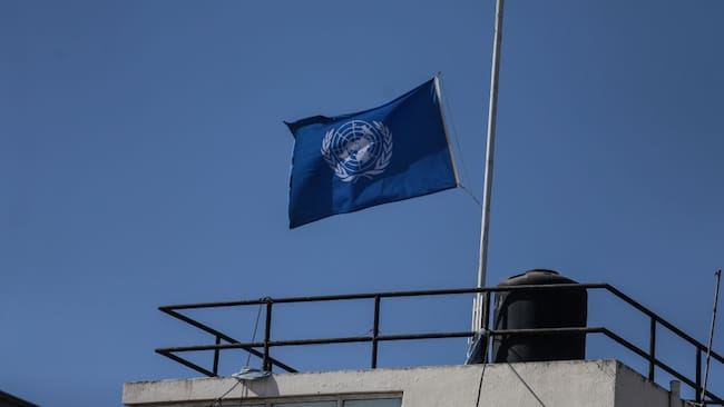 La bandera de la ONU en una sede de la UNRWA en Jerusalén Este en Cisjordania, parte de los territorios de Palestina invadidos por Israel