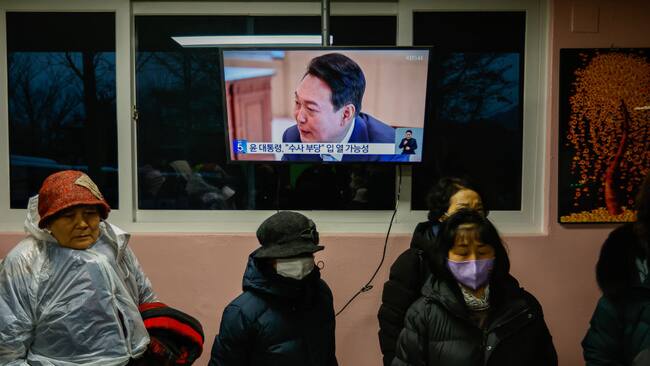 La televisión de Corea del Sur muestra la noticias del interrogatorio al presidente suspendido Yoon Suk Yeol en un tribunal de la ciudad de Seúl