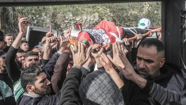 En la Cisjordania ocupada los palestinos realizan el funeral de un adolescente de 15 años asesinado en una incursión militar de Israel