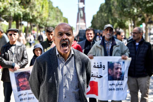 Seguidores de Chokri Belaid, quien fuera asesinado en un ataque con coche bomba, esperan el veredicto del juicio en Túnez.