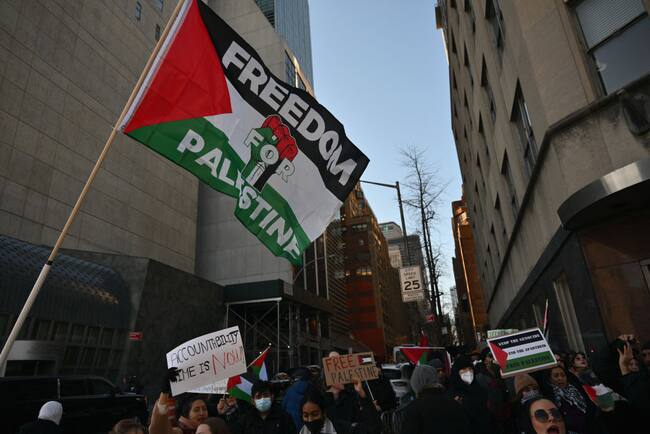 Manifestantes a favor de Palestina muestran banderas y carteles en las afueras de la sede de las Naciones Unidas en Nueva York de Estados Unidos