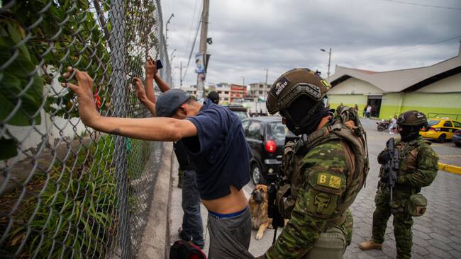 Un grupo de soldados de Ecuador revisa a un civil en un barrio de la ciudad de Quito, en medio de la ola de violencia que lanzaron las bandas criminales.