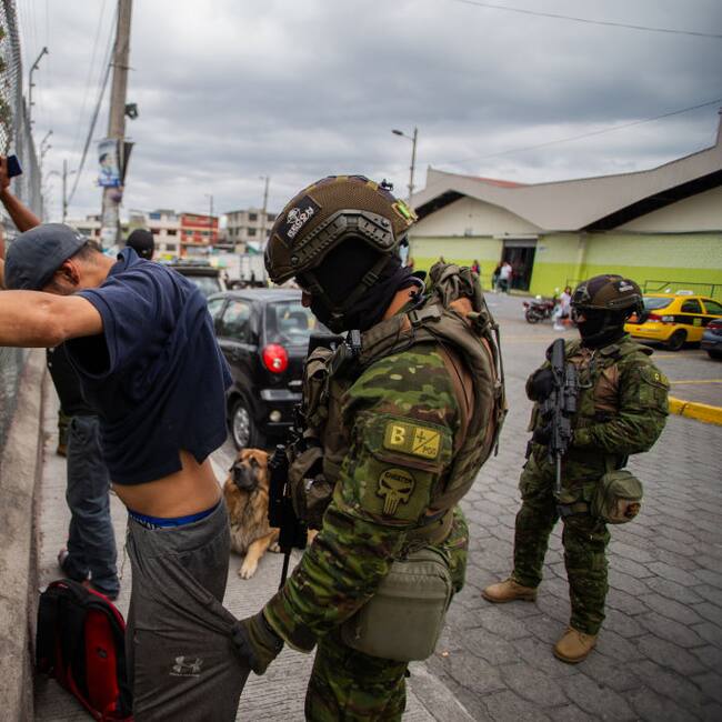 Un grupo de soldados de Ecuador revisa a un civil en un barrio de la ciudad de Quito, en medio de la ola de violencia que lanzaron las bandas criminales.