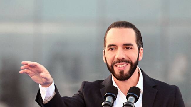 El presidente de El Salvador, Nayib Bukele, da un discurso en un evento oficial en la ciudad de San Salvador.