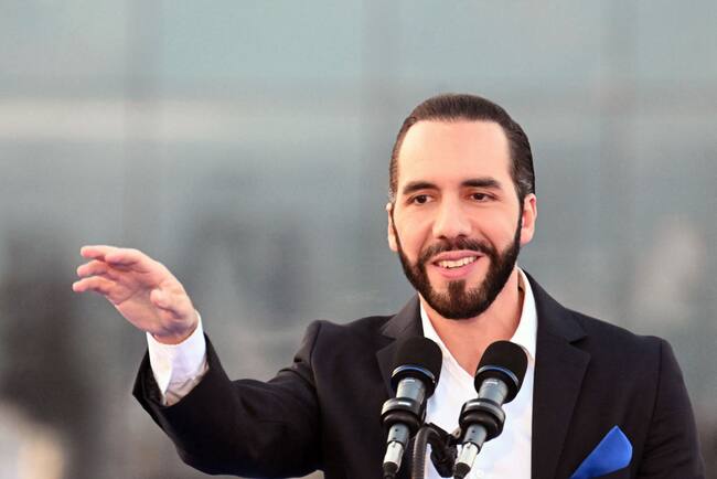 El presidente de El Salvador, Nayib Bukele, da un discurso en un evento oficial en la ciudad de San Salvador.