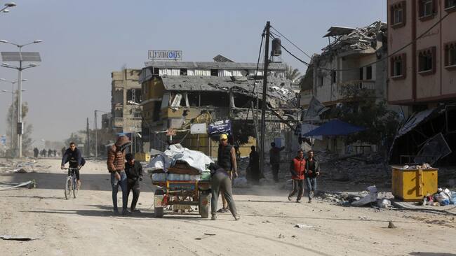 Palestinos buscan refugio en medio de los continuos ataques aéreos de las fuerzas de Israel sobre las diferentes zonas de la Franja de Gaza.