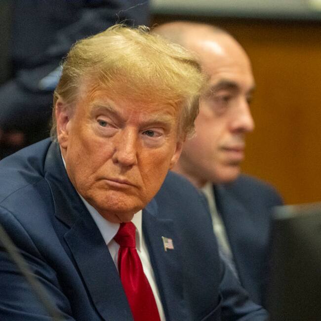 El candidato presidencial republicano Donald Trump asiste a la audiencia preparatoria del juicio penal que enfrentará en Nueva York.