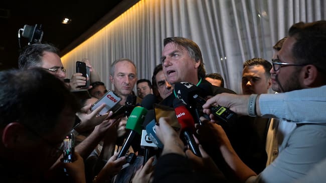 El exmandatario brasilero, el ultraderechista Jair Bolsonaro, habla ante la prensa durante un evento en Belo Horizonte de Minas Gerais.