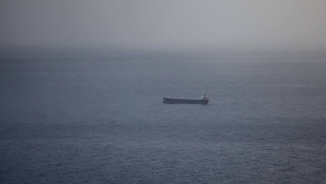 Barco carguero que tenía como destino el puerto de Haifa en Israel, fue amenazado por los Hutíes en el Mar Rojo para que se acercara a la costa de Yemen.
