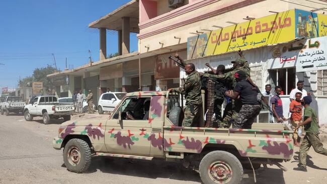 Militares de Sudán avanzan sobre una camioneta por las calles de Gedaref, en medio del conflicto armado interno en ese país africano.