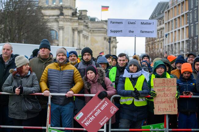 Agricultores y sus tractores llegaron hasta las cercanías del parlamento federal de Alemania, en rechazo a las políticas económicas anunciadas por el gobierno.