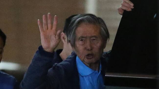 El ex dictador peruano Alberto Fujimori saluda a sus simpatizantes tras salir de una clínica en la ciudad de Lima.