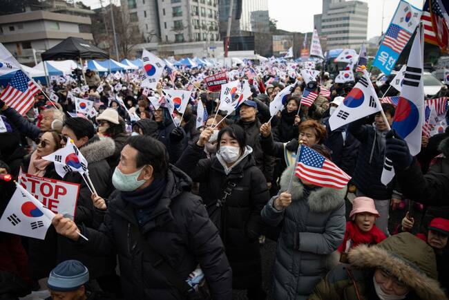 El presidente destituido Yoon Suk Yeol recibe el apoyo de sus seguidores a las afueras de su residencia en Seúl y así impiden que se cumpla su arresto