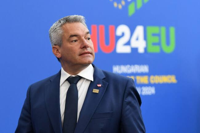 El canciller de Austria, Karl Nehammer, participa de una cita de la Unión Europea en la ciudad de Budapest en Hungría