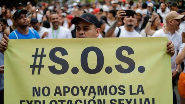 Manifestación en la ciudad de Medellín contra la explotación sexual infantil, en medio de un caso vinculado a un extranjero de visita en Colombia.