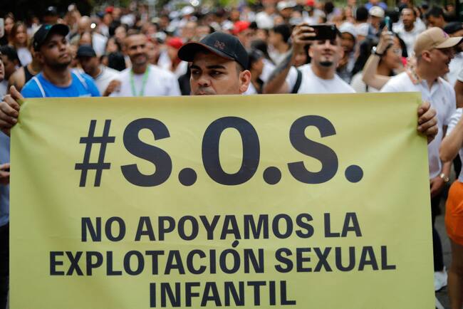 Manifestación en la ciudad de Medellín contra la explotación sexual infantil, en medio de un caso vinculado a un extranjero de visita en Colombia.