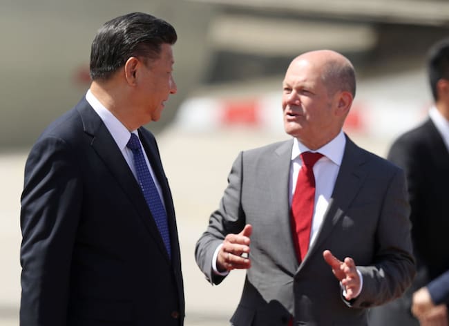 El presidente de China, Xi Jinping, junto al canciller alemán Olaf Scholz durante una cita del Grupo de los 20 en Hamburgo.