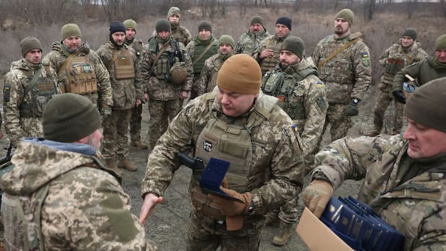El comandante de las fuerzas conjuntas de Ucrania, Sergiy Nayev, entrega medallas a soldados cerca de la ciudad ucraniana de Kiev.