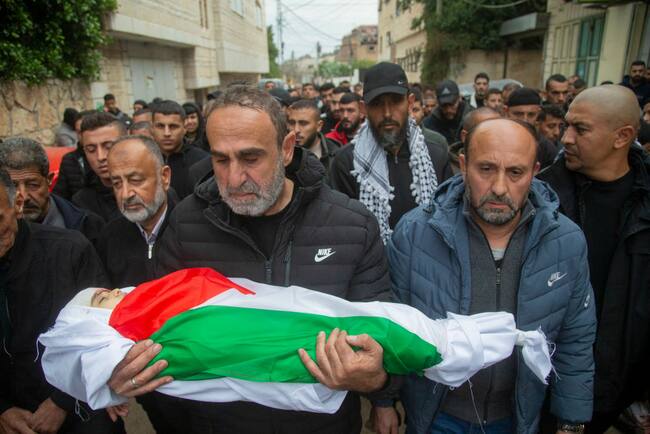 Palestinos en Yenín realizan un funeral a un niño asesinado en medio de los operativos militares de Israel en la Cisjordania invadida de Palestina