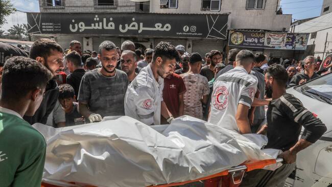 La Cruz Roja de Palestina lleva cuerpo de personas asesinadas en los ataques militares de Israel en contra de la Franja de Gaza
