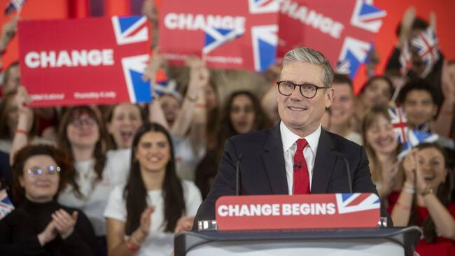 El líder del partido laborista Keir Starmer festeja con sus seguidores el triunfo en las elecciones generales del Reino Unido.