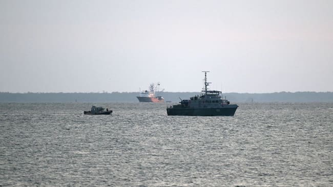 Un barco de la Armada de Colombia patrulla el océano Pacífico en la zona costera de Buenaventura en el Valle del Cauca.