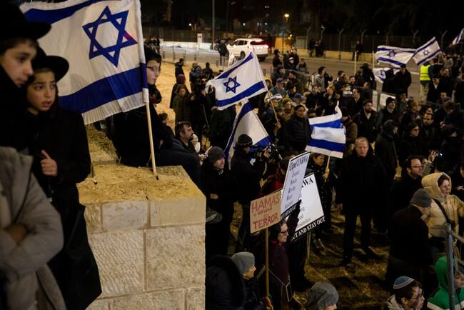 Un grupo de personas en Israel protesta contra la agencia de refugiados palestinos de la ONU en la ciudad de Jerusalén, en el territorio ocupado de Palestina.