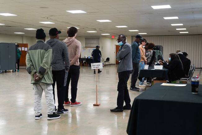 Las personas hacen fila para votar en un centro de sufragio en la ciudad de Atlanta en el estado de Georgia en Estados Unidos