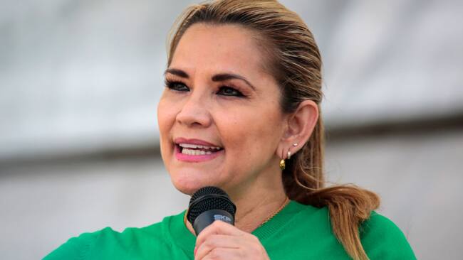 La entonces mandataria interina boliviana, Jeanine Añez, habla durante la promulgación de una ley en la ciudad de La Paz.