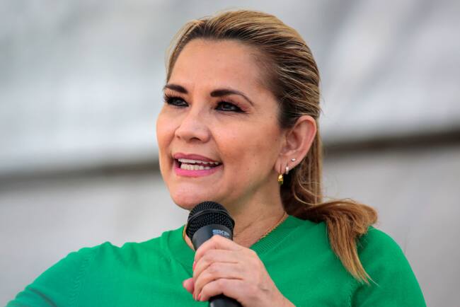 La entonces mandataria interina boliviana, Jeanine Añez, habla durante la promulgación de una ley en la ciudad de La Paz.